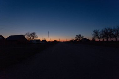 Kırsal tarafta geç ilkbahar akşamı siluetleri