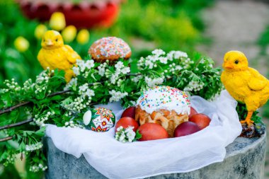 Bahçede Paskalya bahar Rus kek ve yumurta