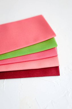 Beyaz üzerinde kırmızı zevkinizi kumaş grubu