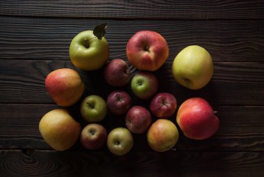 Grup elma farklı boyutlarda bir ahşap yüzeye