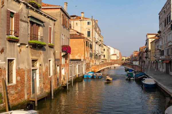 Venecia, Italia. Calle y canal estrecho con puente y barcos — Foto de Stock