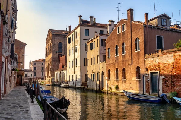 Venecia, Italia. Calle con casas antiguas y un canal estrecho — Foto de Stock