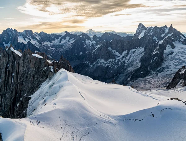 Vista dall'Aiguille du Midi, montagna del massiccio del Monte Bianco all'interno delle Alpi francesi — Foto Stock
