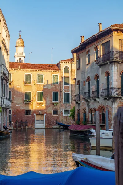 Venecia, Italia. Antiguas casas de arquitectura tradicional y bo amarrado — Foto de Stock