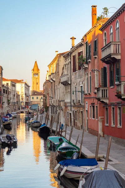 Venecia, Italia. Calle y canal estrecho con botes amarrados — Foto de Stock