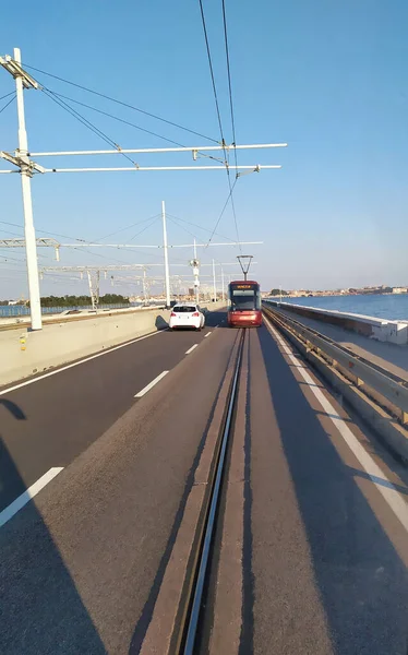 वेनिस, इटली। लिबर्टी ब्रिज पर लाल ट्राम — स्टॉक फ़ोटो, इमेज
