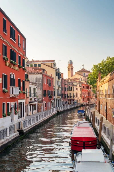 Venecia, Italia. Casas antiguas, barcos amarrados a lo largo del canal — Foto de Stock