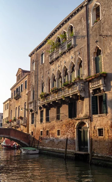 Venecia, Italia. Antigua casa de arquitectura tradicional y barcos amarrados en el canal — Foto de Stock