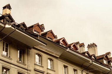 Eski şehir Bern, İsviçre 'deki evlerin tavan arası pencereleri.
