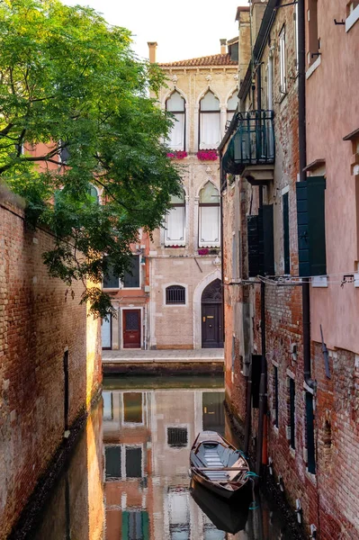 Venecia, Italia. Barcos en un estrecho canal entre casas antiguas — Foto de Stock