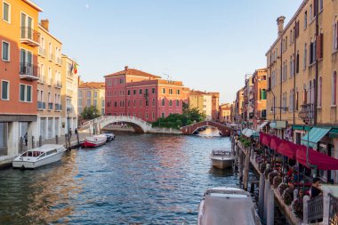 Venedik, İtalya. Köprüleri, tekneleri ve açık havası olan geniş bir kanal. 