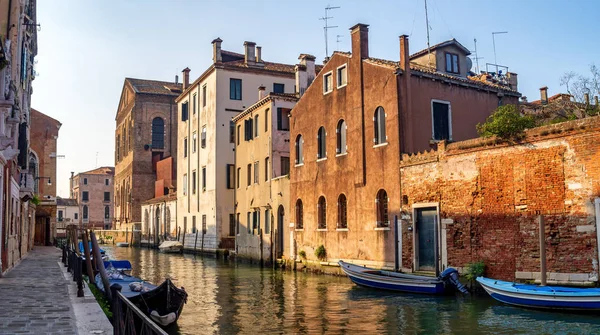 Venecia, Italia. Calle con casas antiguas y un canal estrecho — Foto de Stock