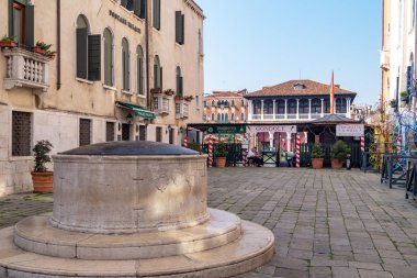 Venedik, İtalya - 10 Ağustos 2019: Gondol istasyonu yakınlarındaki geleneksel Venedik kuyusu