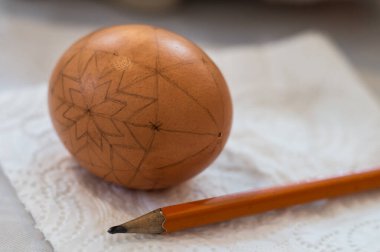 Geleneksel resim için işaretli kalemle Paskalya yumurtası