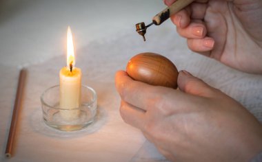 Kadın paskalya yumurtası boyuyor, Ukrayna piranası sıcak balmumuyla.