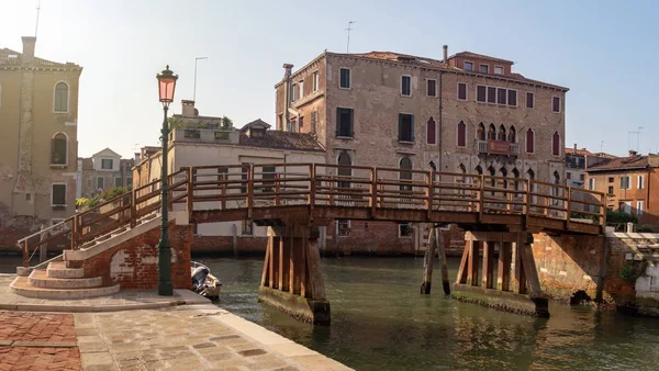 Venecia, Italia. Museo Casanova y puente tradicional sobre la c — Foto de Stock