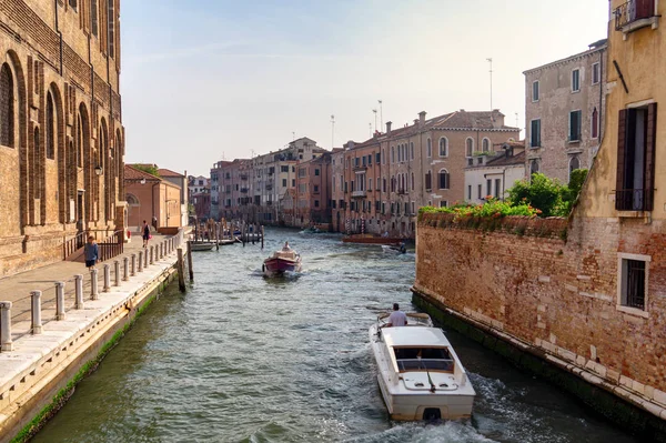 Venecia, Italia. Amplio canal de la ciudad con lanchas a motor — Foto de Stock