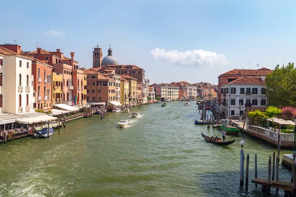 Venecia, Italia. Barcos a motor y góndolas en el Gran Canal — Foto de Stock