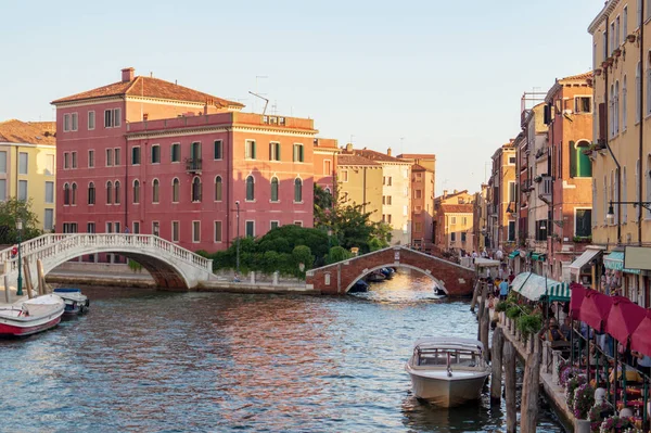 Venecia, Italia. Amplio canal con puentes y barcos y una cafetería al aire libre — Foto de Stock
