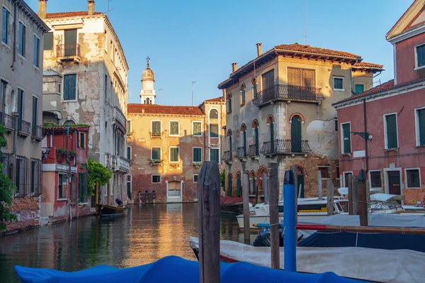 Venecia, Italia. Antiguas casas de arquitectura tradicional y barcos amarrados en el canal — Foto de Stock