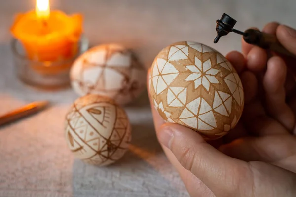 Woman paints an Easter egg, Ukrainian pysanka by hot wax — Stock Photo, Image