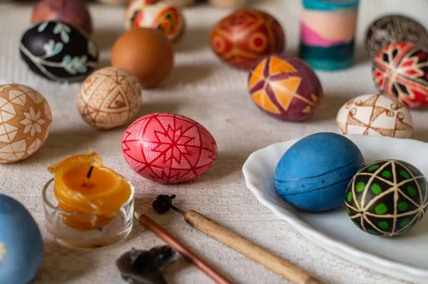 Huevos de Pascua tradicionales ucranianos con un patrón geométrico tradicional Imagen De Stock