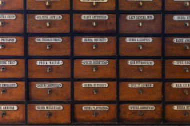 Eski eczanelerdeki ilaçların isimlerinin yazılı olduğu Latince yazıtlarla dolu bir sürü tahta kutu.