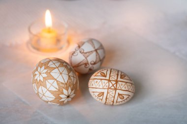 Geleneksel geometrik desenli Paskalya yumurtaları ve yanan bir kutu.