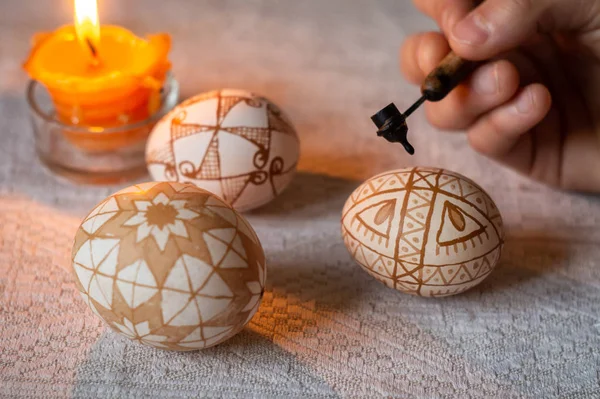 Mulher pinta um ovo de Páscoa, pysanka ucraniana por cera quente — Fotografia de Stock