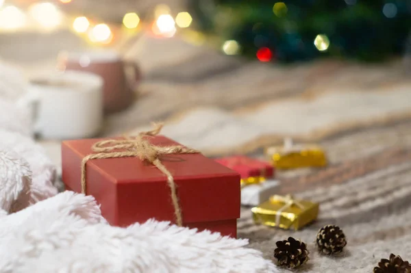 Caja de regalo en el fondo de un árbol de Navidad con luces — Foto de Stock