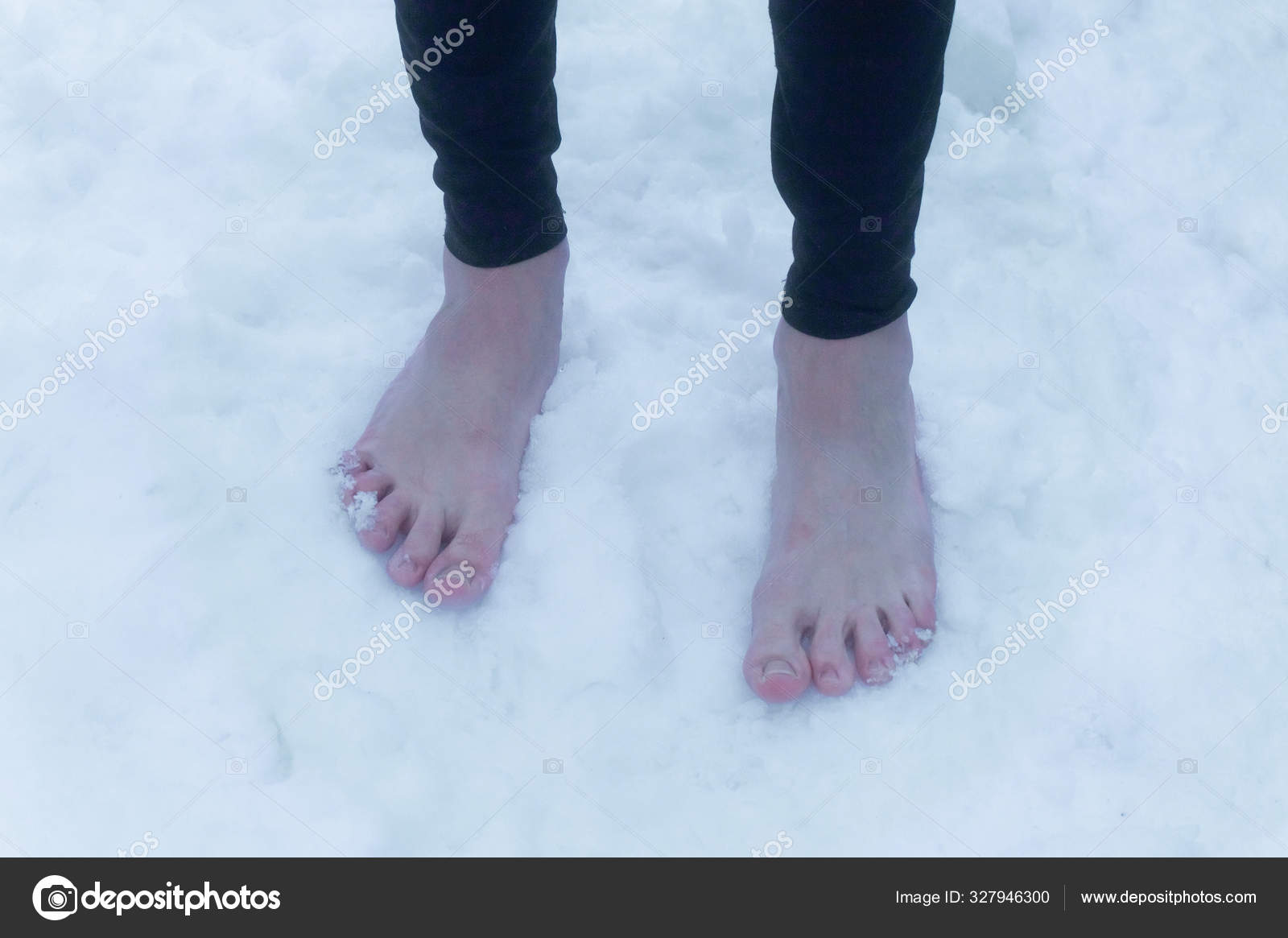 Сильно замерзают ноги. Ноги в снегу. Ноги в сугробе. Босые ноги на снегу.