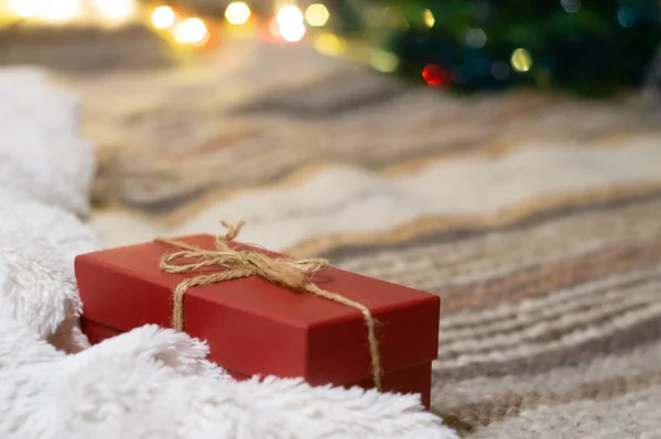 Caja de regalo en el fondo de un árbol de Navidad con luces — Foto de Stock