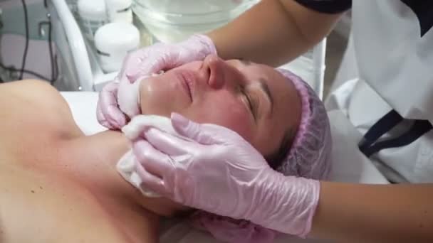 Beautician Cleans Face Adult Woman Wet Wipes Beauty Studio — Stock Video