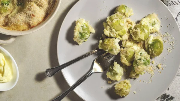 Brotes de Bruselas horneados con requesón, queso feta y agrio — Foto de Stock