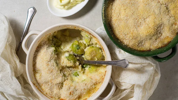 Brotes de Bruselas horneados con requesón, queso feta y agrio — Foto de Stock