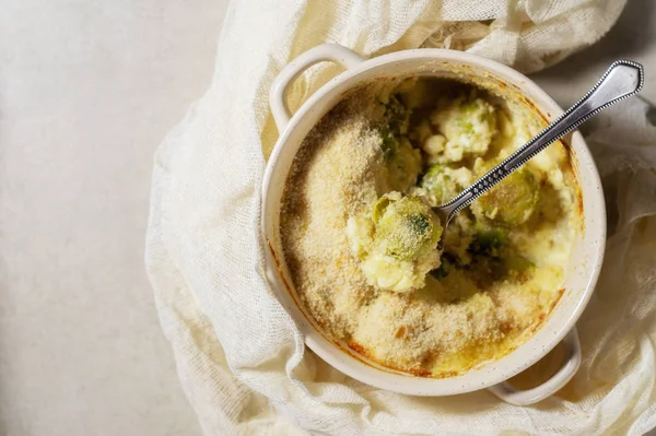 Brotes de Bruselas horneados con requesón, queso feta y agrio — Foto de Stock