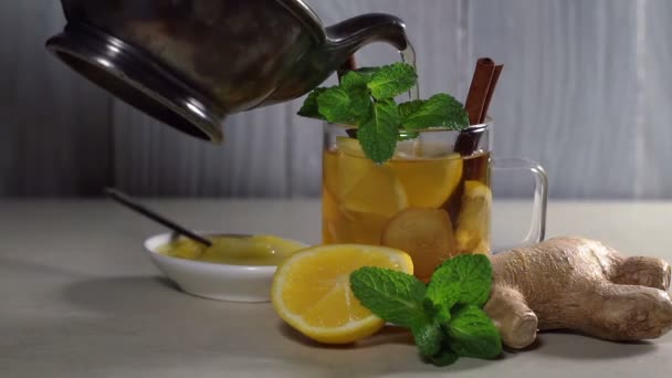 Verter Caliente Una Tetera Una Taza Con Limón Canela Menta — Vídeo de stock