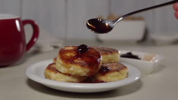 Giet Fruit Jam Een Kaas Pannenkoek Van Een Lepel — Stockvideo