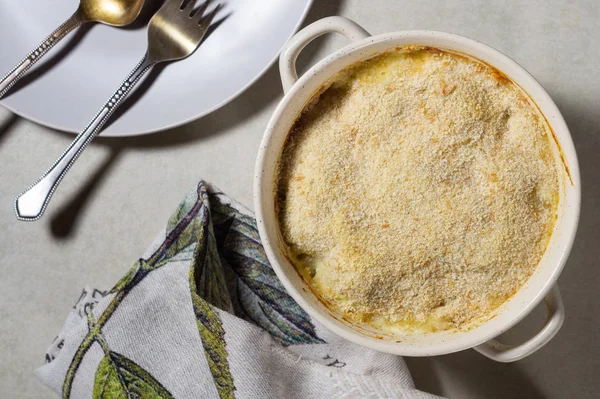 El plato cocido con la crema agria y el empanado en la cacerola — Foto de Stock