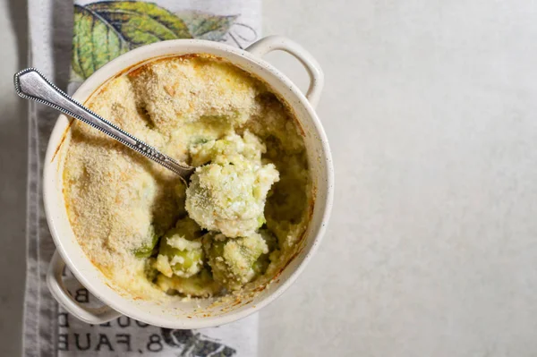 Brotes de Bruselas horneados con requesón, queso feta y agrio — Foto de Stock