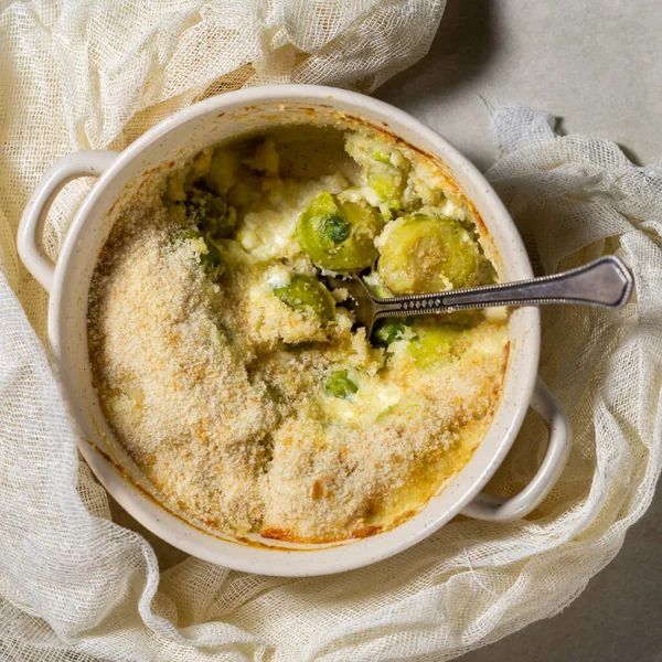 Brotes de Bruselas horneados con requesón, queso feta y agrio — Foto de Stock