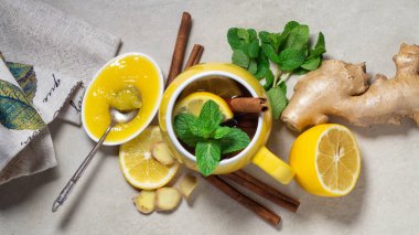 Limonlu, zencefilli, ballı ve tarçınlı çay