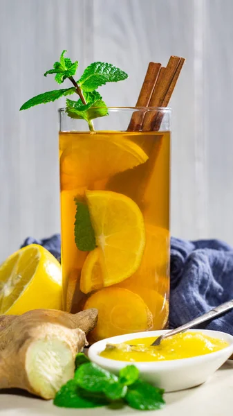 Hot healing tea with lemon, ginger, honey and cinnamon — 스톡 사진