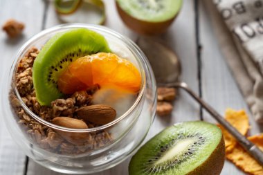 Cereal granola, yogurt, mandarin and kiwi