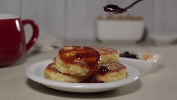 Giet Fruit Jam Een Kaas Pannenkoek Van Een Lepel — Stockvideo