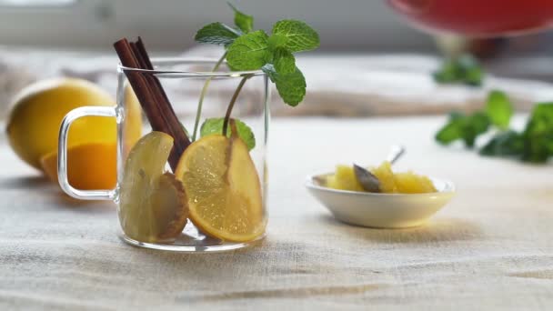 Versare Caldo Una Teiera Una Tazza Con Limone Cannella Menta — Video Stock