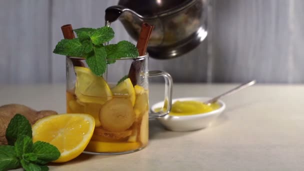 Heißer Tee Aus Einer Teekanne Eine Tasse Mit Zitrone Zimt — Stockvideo