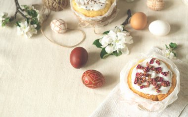 Paskalya tatili. Paskalya pastaları, paskalya yumurtaları ve çiçek açan elma dalları.