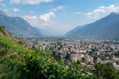 İsviçre 'deki Alpin dağ yolundan Martigny' nin görüntüsü