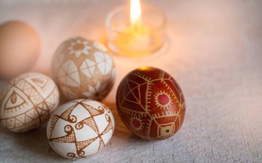 Geleneksel geometrik desenli Paskalya yumurtaları ve yanan bir kutu.